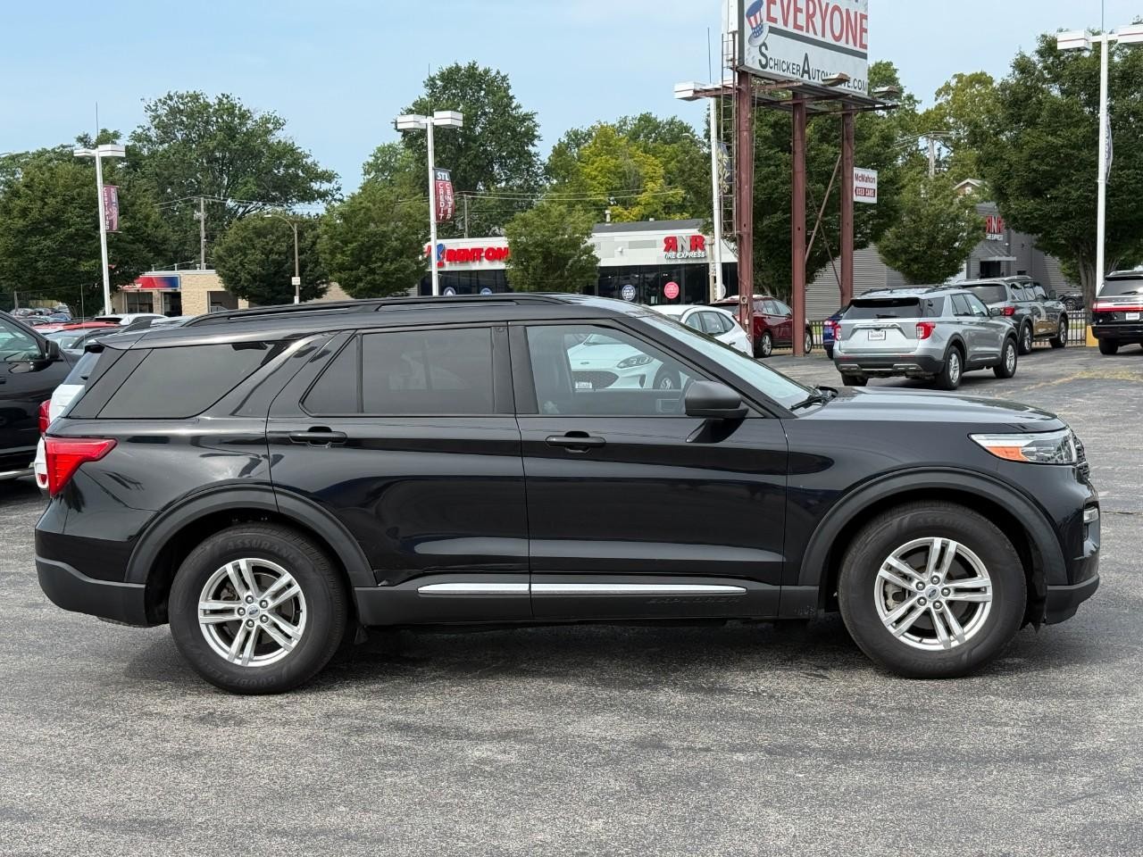 Ford Explorer Vehicle Full-screen Gallery Image 05