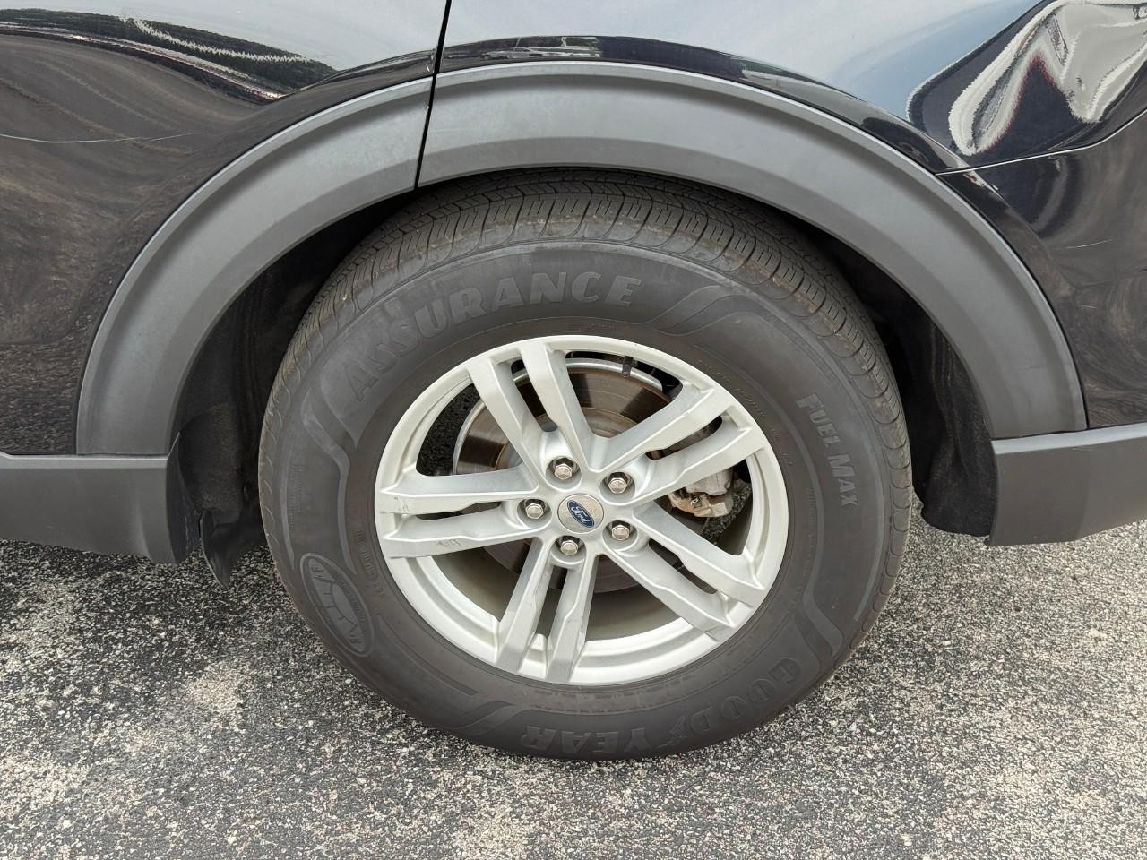 Ford Explorer Vehicle Full-screen Gallery Image 06