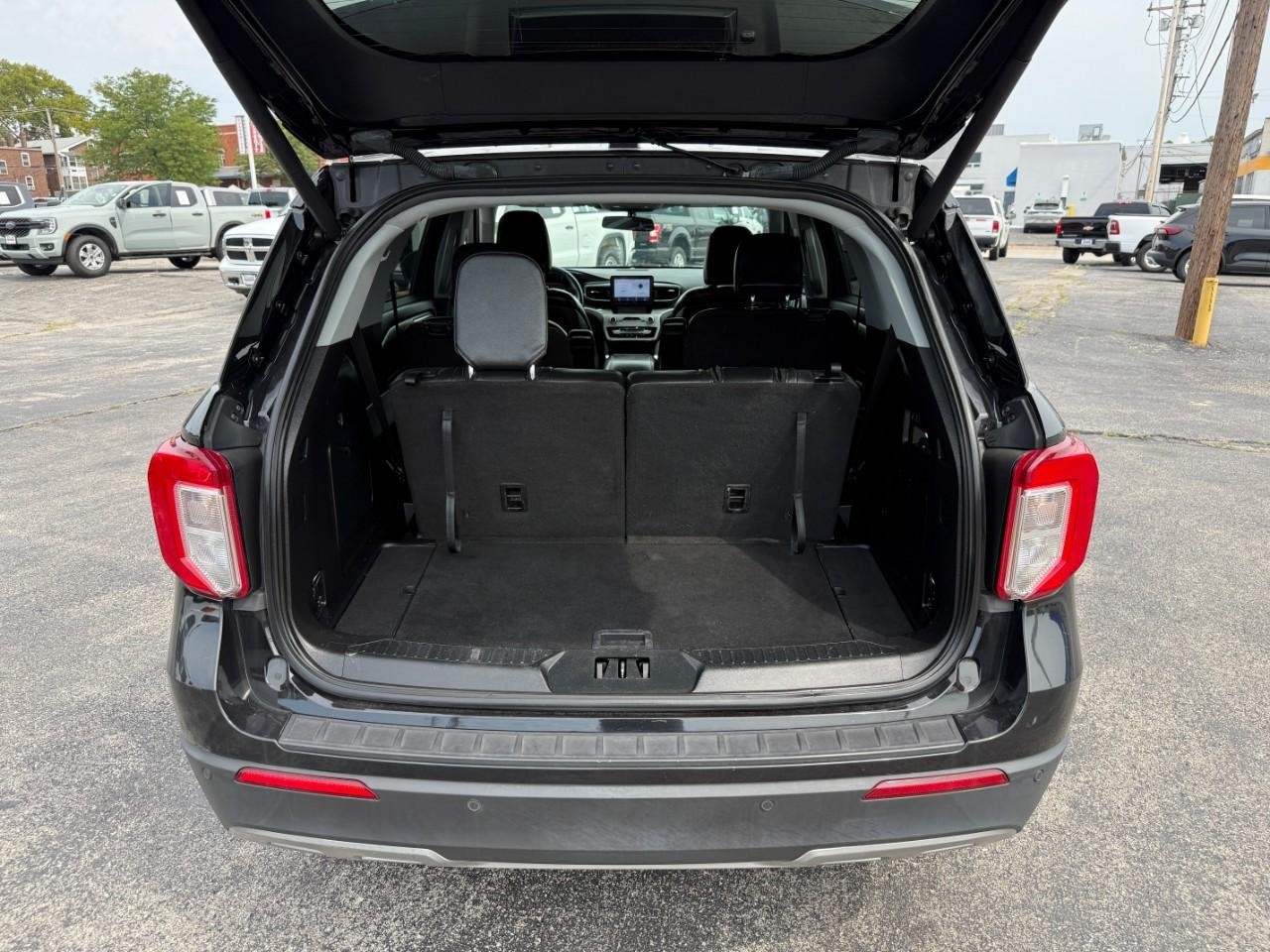 Ford Explorer Vehicle Full-screen Gallery Image 08