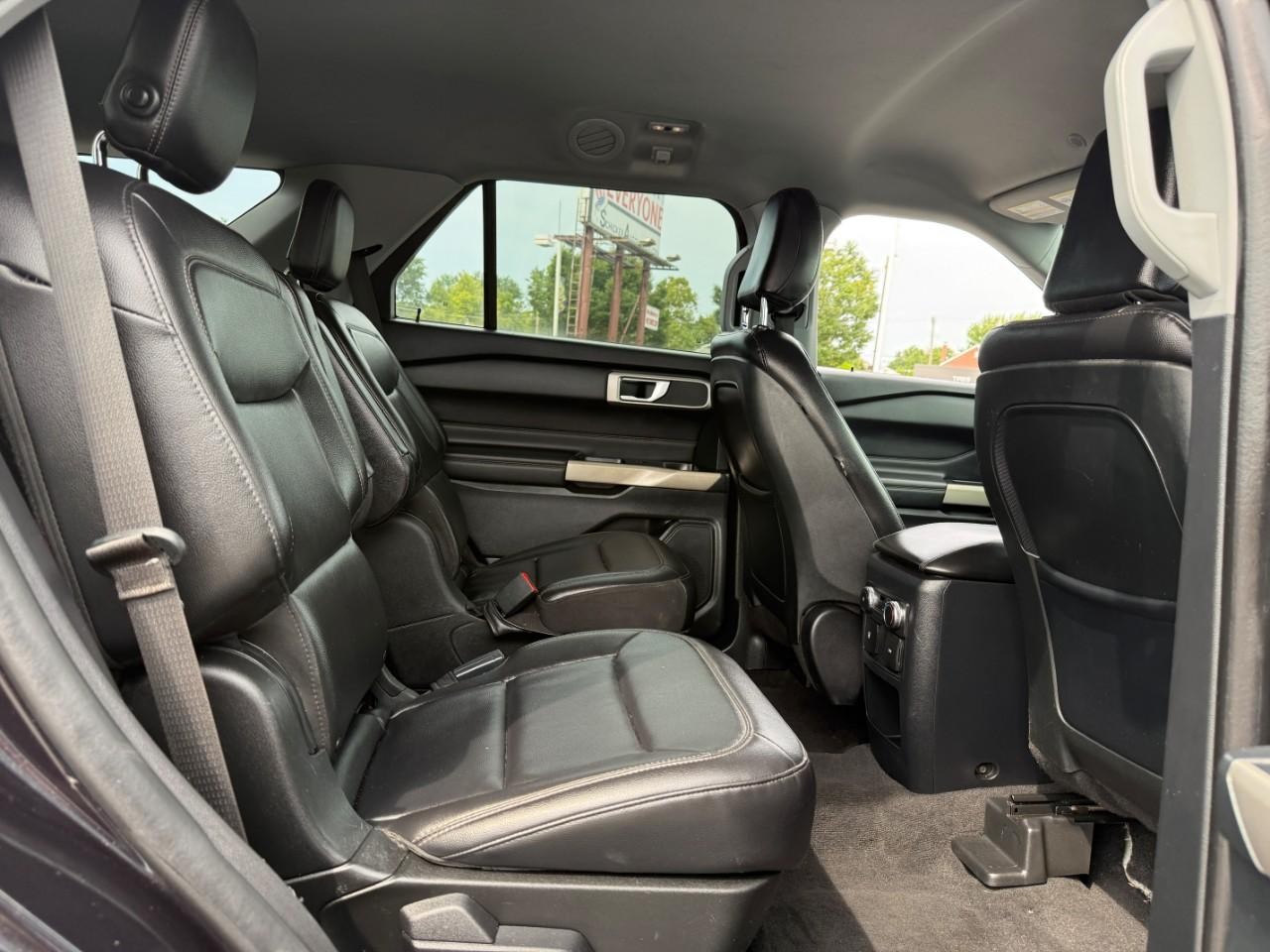 Ford Explorer Vehicle Full-screen Gallery Image 11