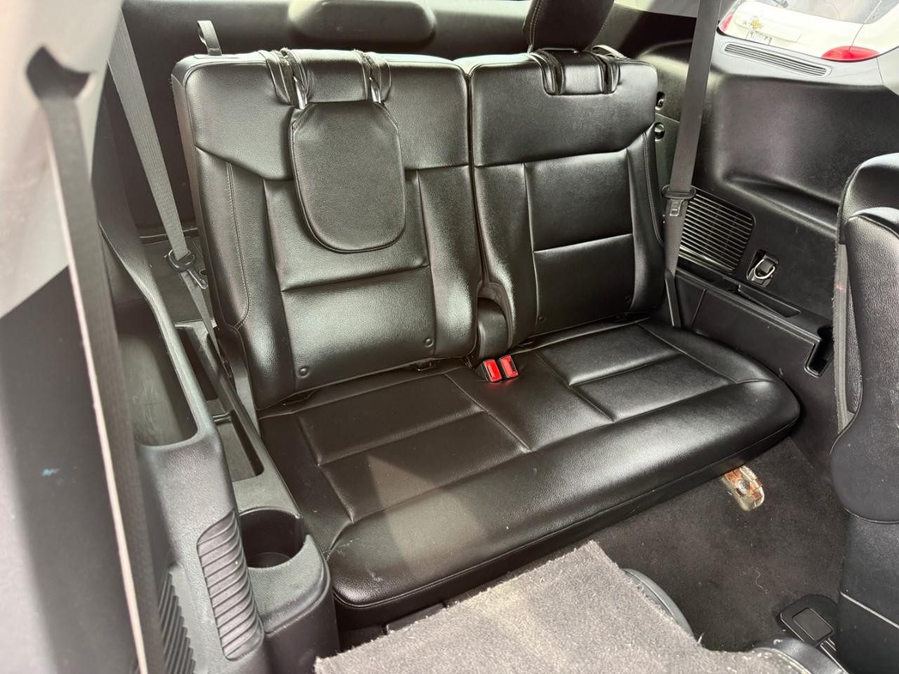 Ford Explorer Vehicle Full-screen Gallery Image 12