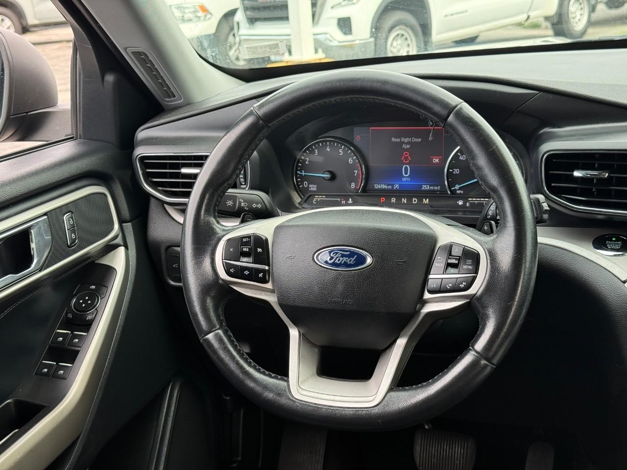 Ford Explorer Vehicle Full-screen Gallery Image 14
