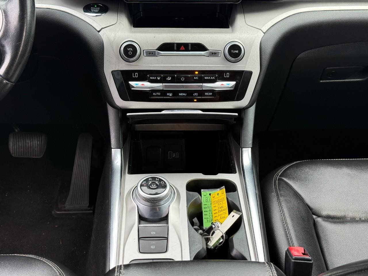 Ford Explorer Vehicle Full-screen Gallery Image 16
