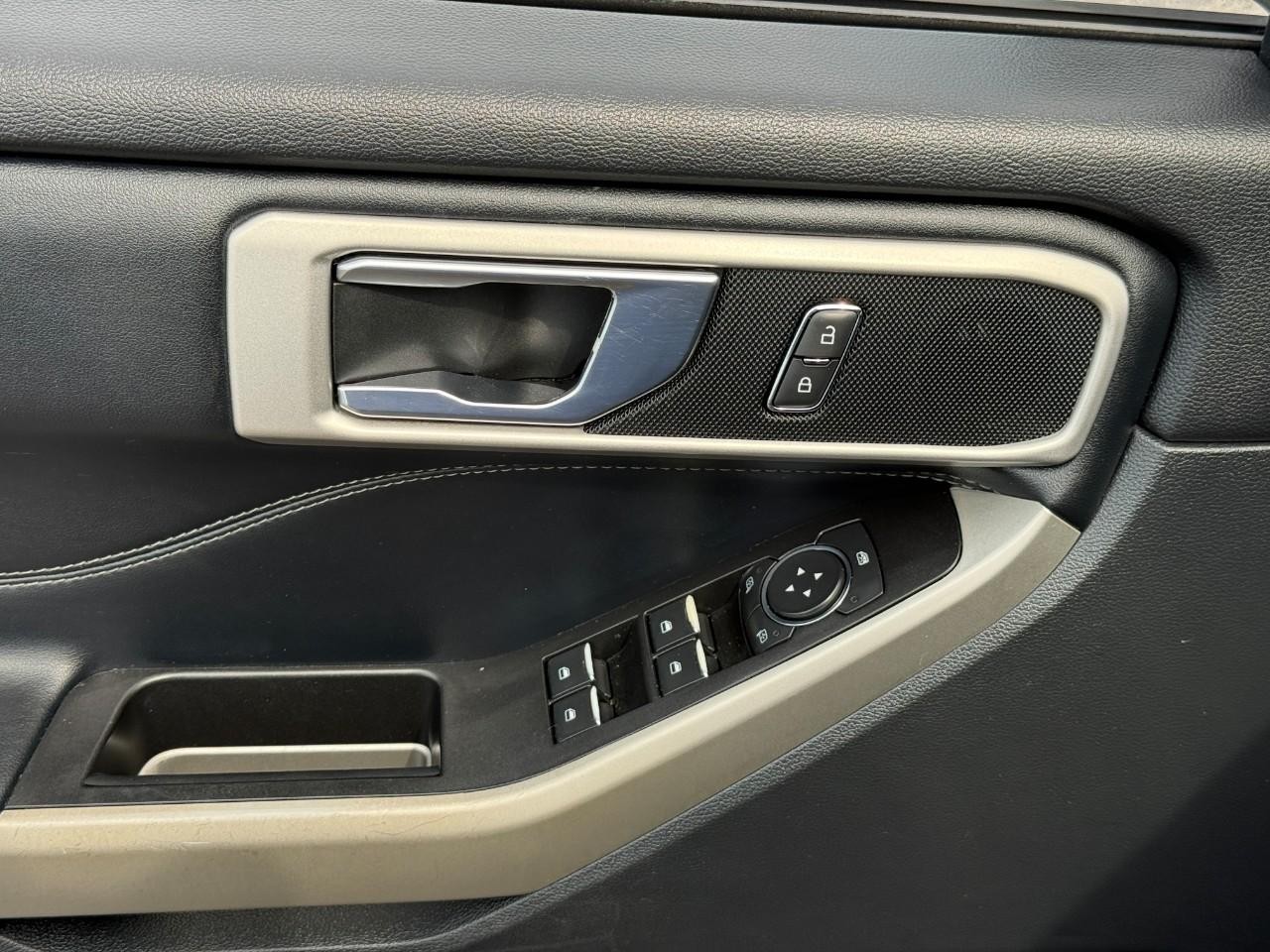 Ford Explorer Vehicle Full-screen Gallery Image 17