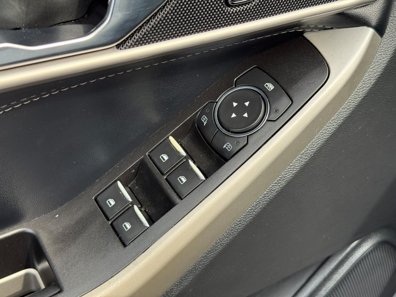 Ford Explorer Vehicle Full-screen Gallery Image 18