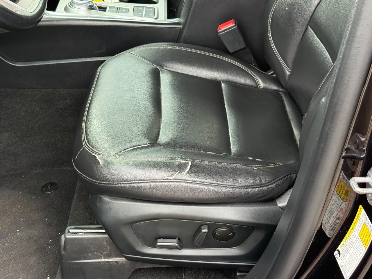Ford Explorer Vehicle Full-screen Gallery Image 19