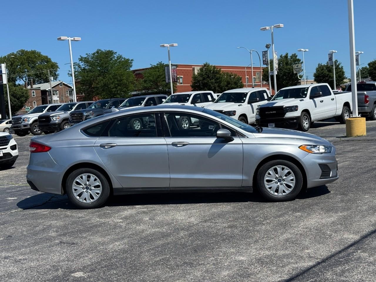 Ford Fusion Vehicle Full-screen Gallery Image 05