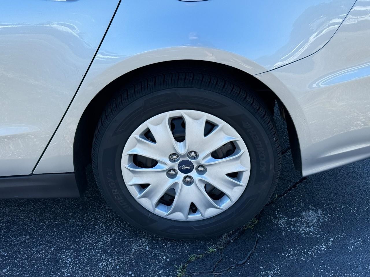 Ford Fusion Vehicle Full-screen Gallery Image 06
