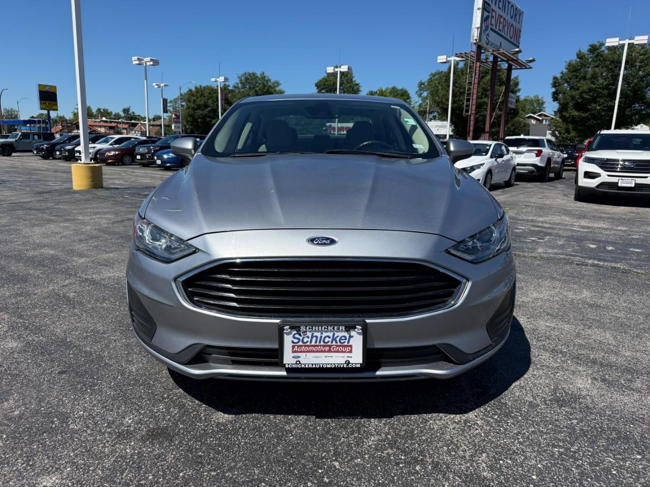 Ford Fusion Vehicle Full-screen Gallery Image 09