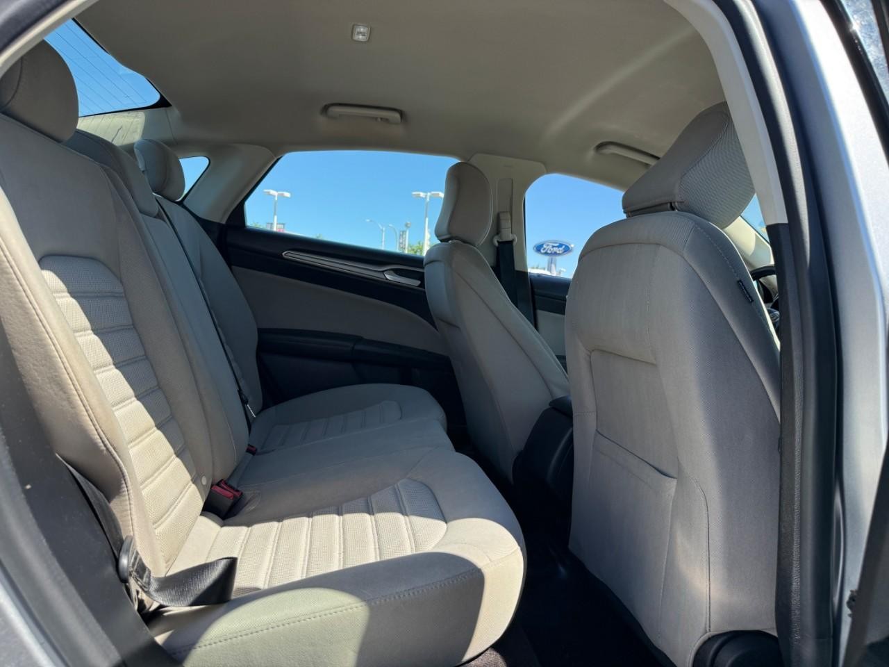 Ford Fusion Vehicle Full-screen Gallery Image 10