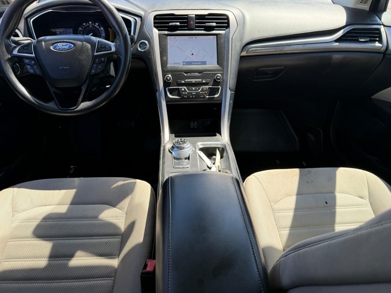 Ford Fusion Vehicle Full-screen Gallery Image 11