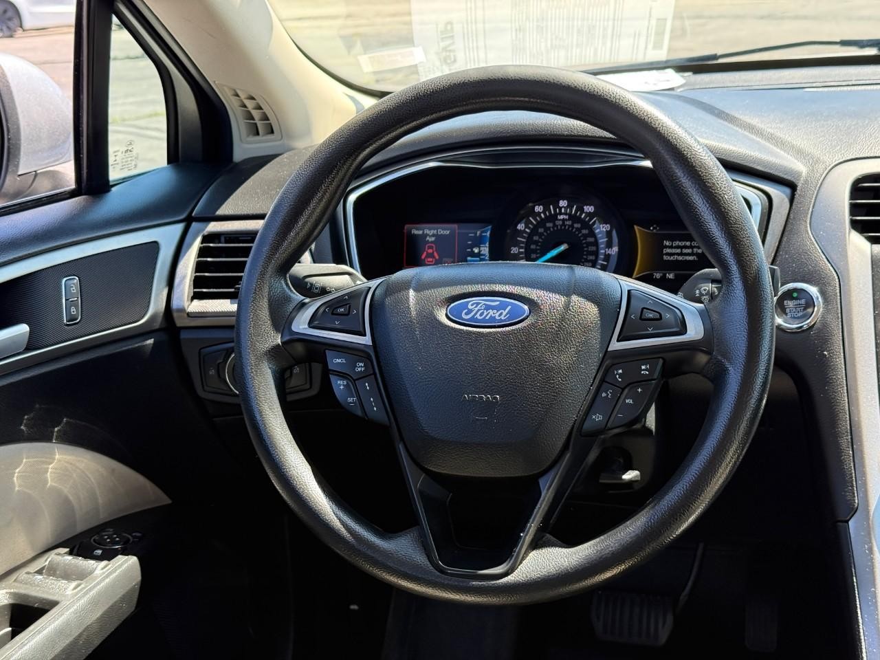 Ford Fusion Vehicle Full-screen Gallery Image 12