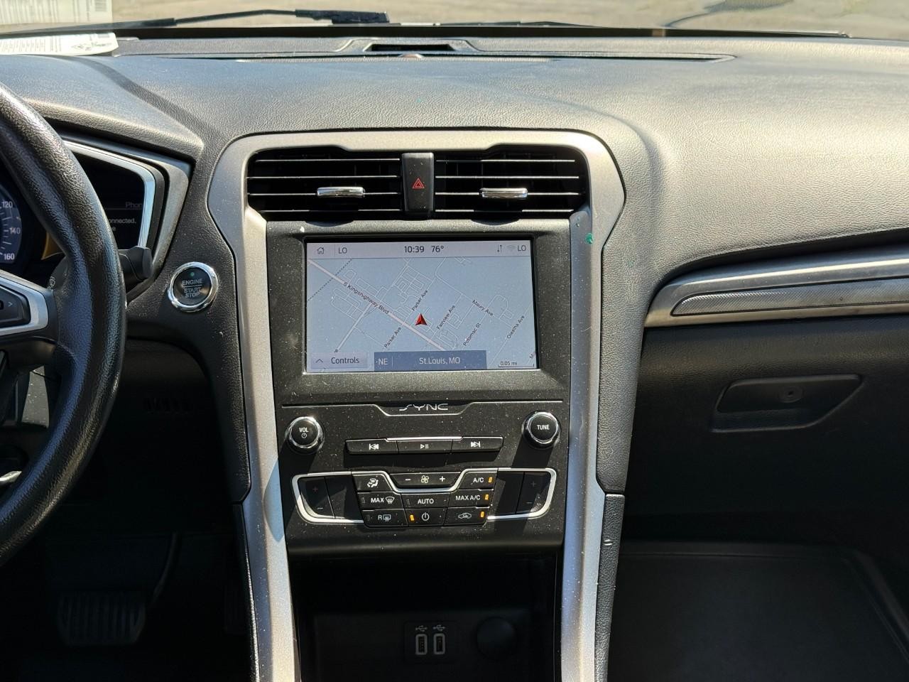 Ford Fusion Vehicle Full-screen Gallery Image 13