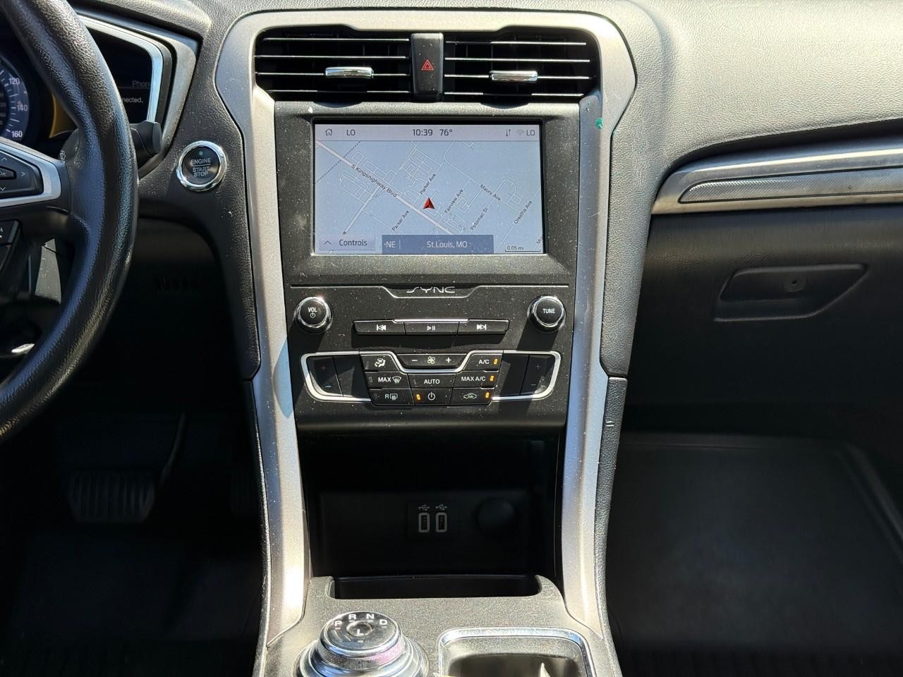 Ford Fusion Vehicle Full-screen Gallery Image 14