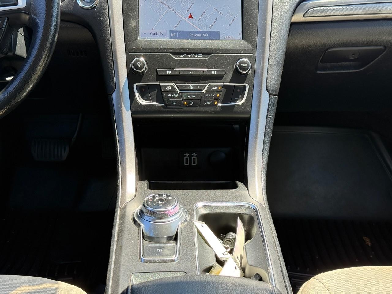 Ford Fusion Vehicle Full-screen Gallery Image 15