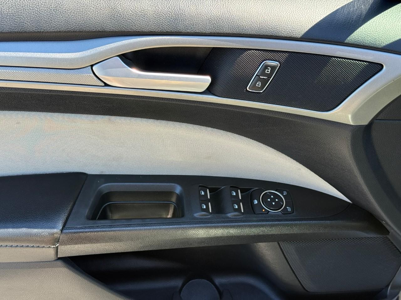 Ford Fusion Vehicle Full-screen Gallery Image 16