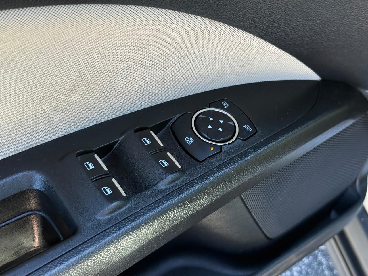 Ford Fusion Vehicle Full-screen Gallery Image 17