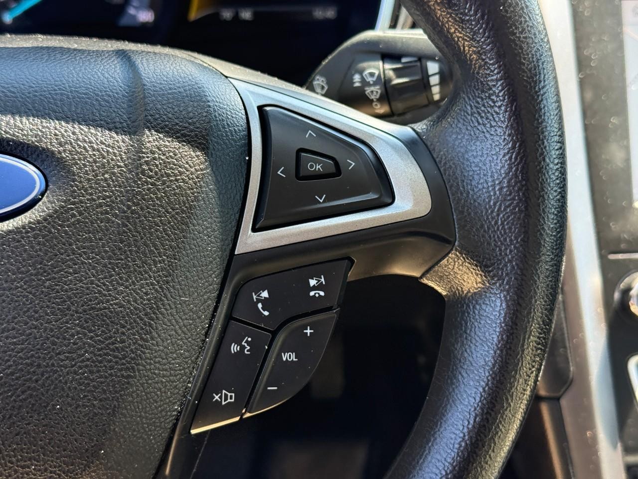 Ford Fusion Vehicle Full-screen Gallery Image 20