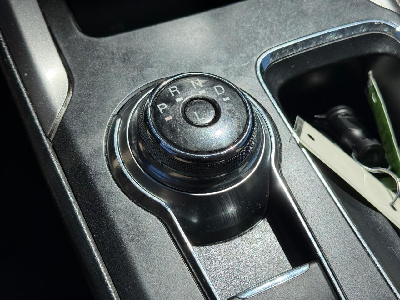 Ford Fusion Vehicle Full-screen Gallery Image 22