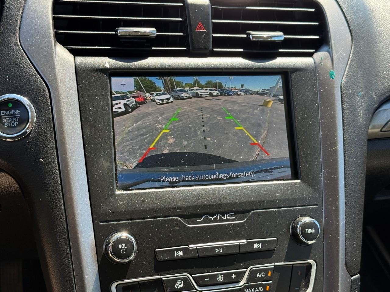 Ford Fusion Vehicle Full-screen Gallery Image 23