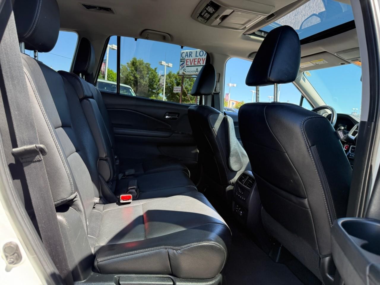 Honda Pilot Vehicle Full-screen Gallery Image 11