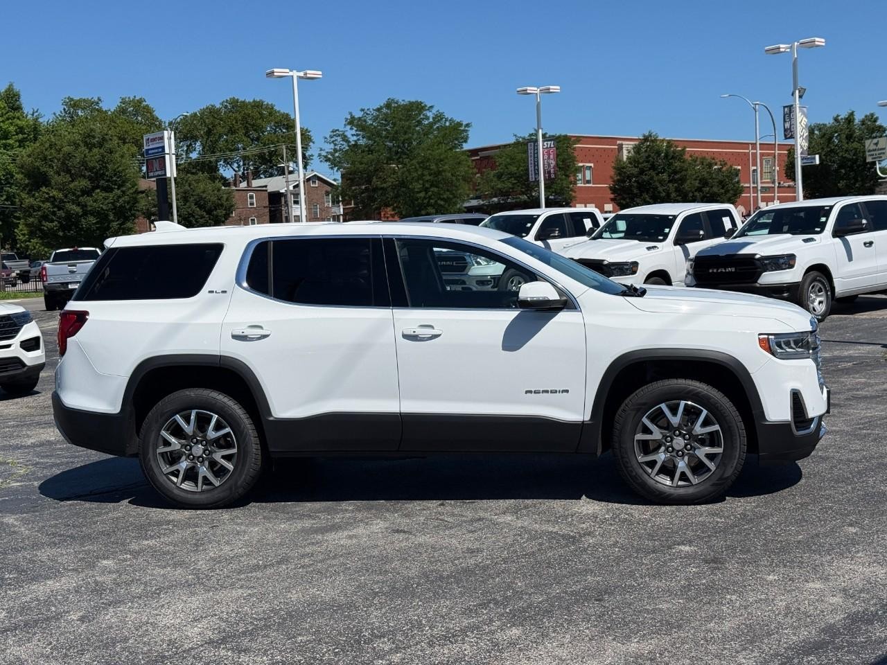 GMC Acadia Vehicle Full-screen Gallery Image 05