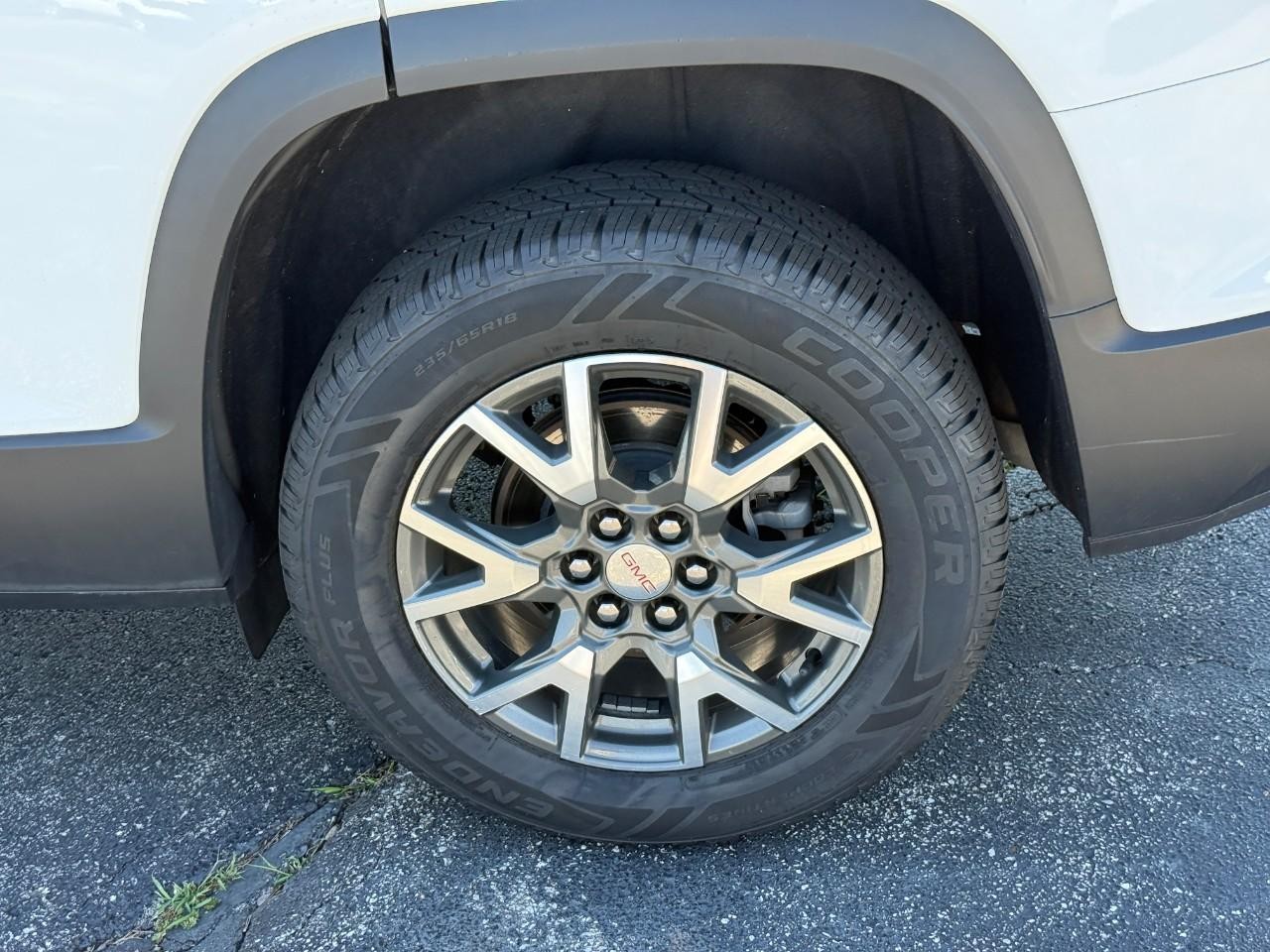 GMC Acadia Vehicle Full-screen Gallery Image 06