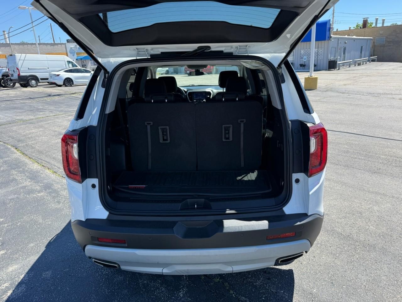 GMC Acadia Vehicle Full-screen Gallery Image 07