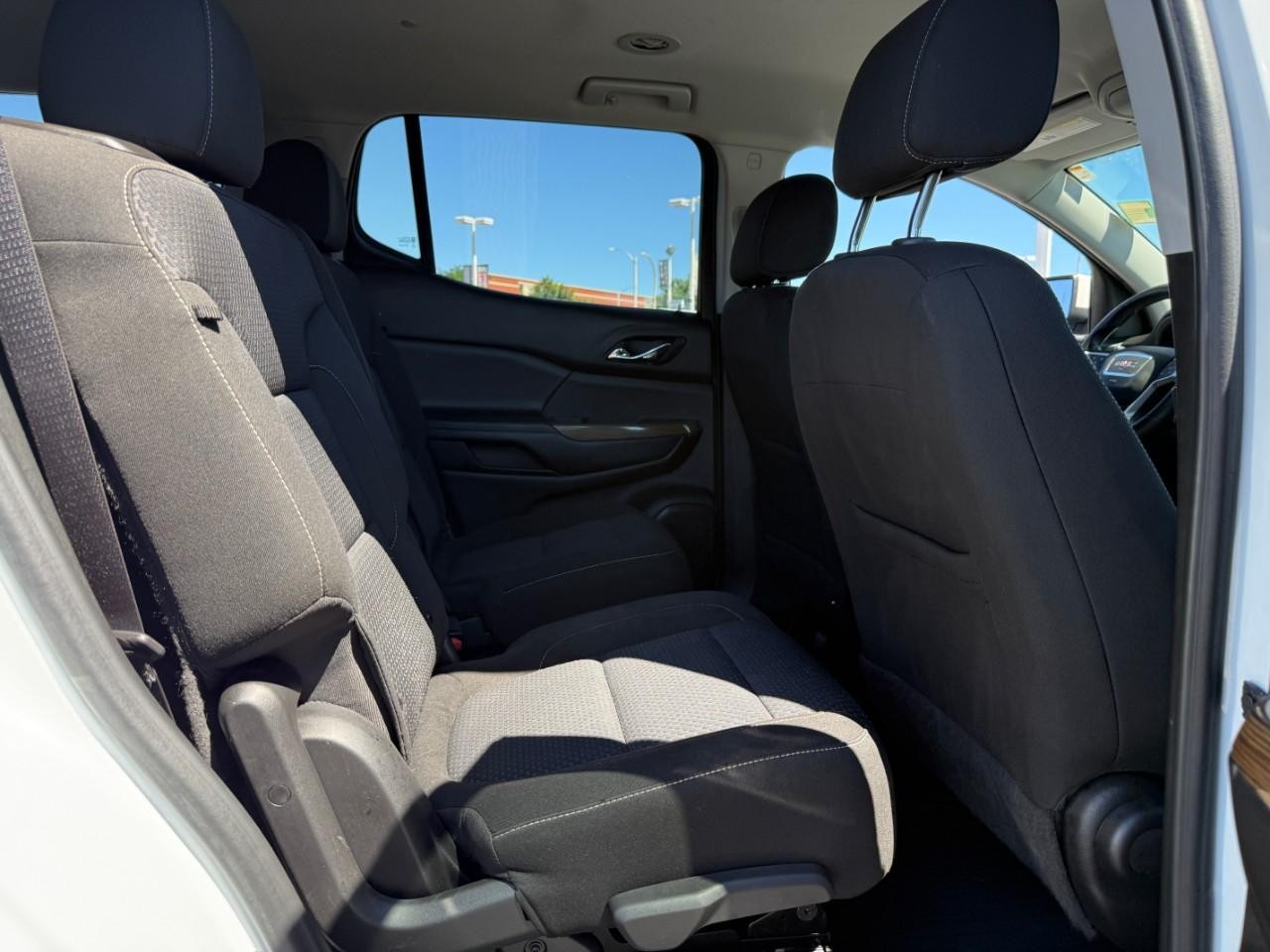 GMC Acadia Vehicle Full-screen Gallery Image 10