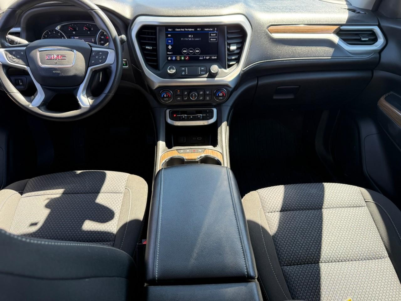 GMC Acadia Vehicle Full-screen Gallery Image 11