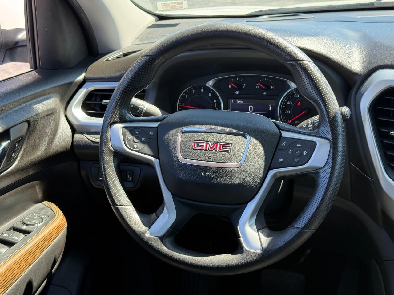 GMC Acadia Vehicle Full-screen Gallery Image 12