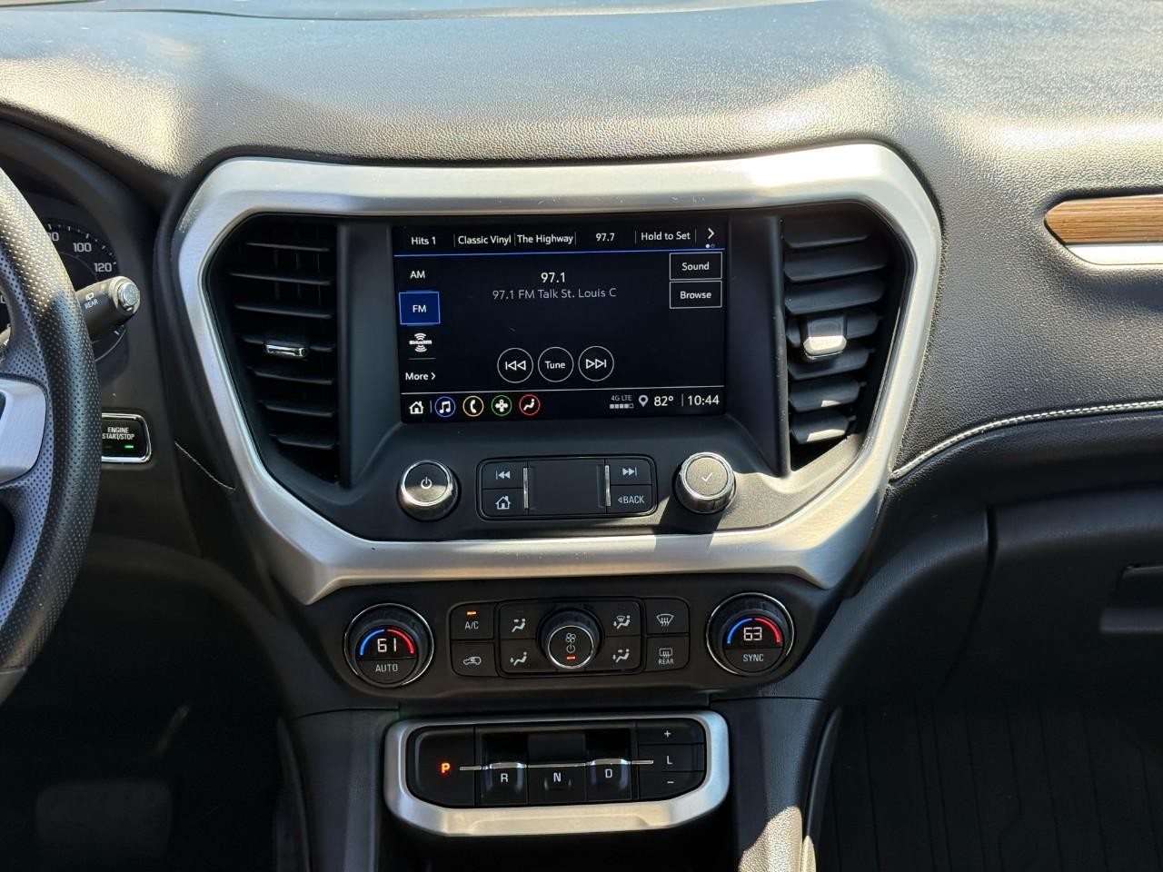 GMC Acadia Vehicle Full-screen Gallery Image 13