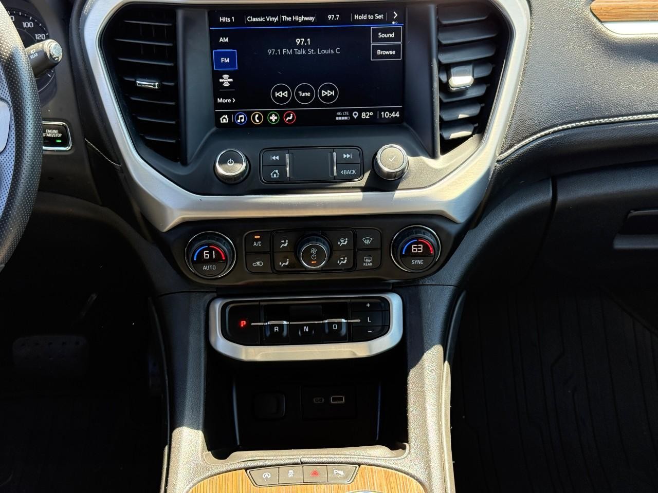 GMC Acadia Vehicle Full-screen Gallery Image 14