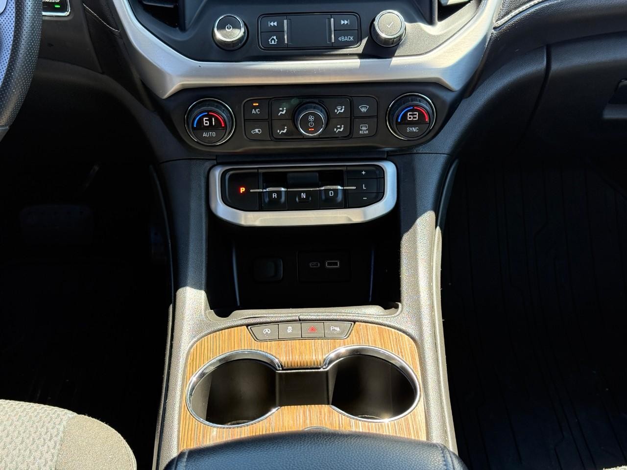 GMC Acadia Vehicle Full-screen Gallery Image 15