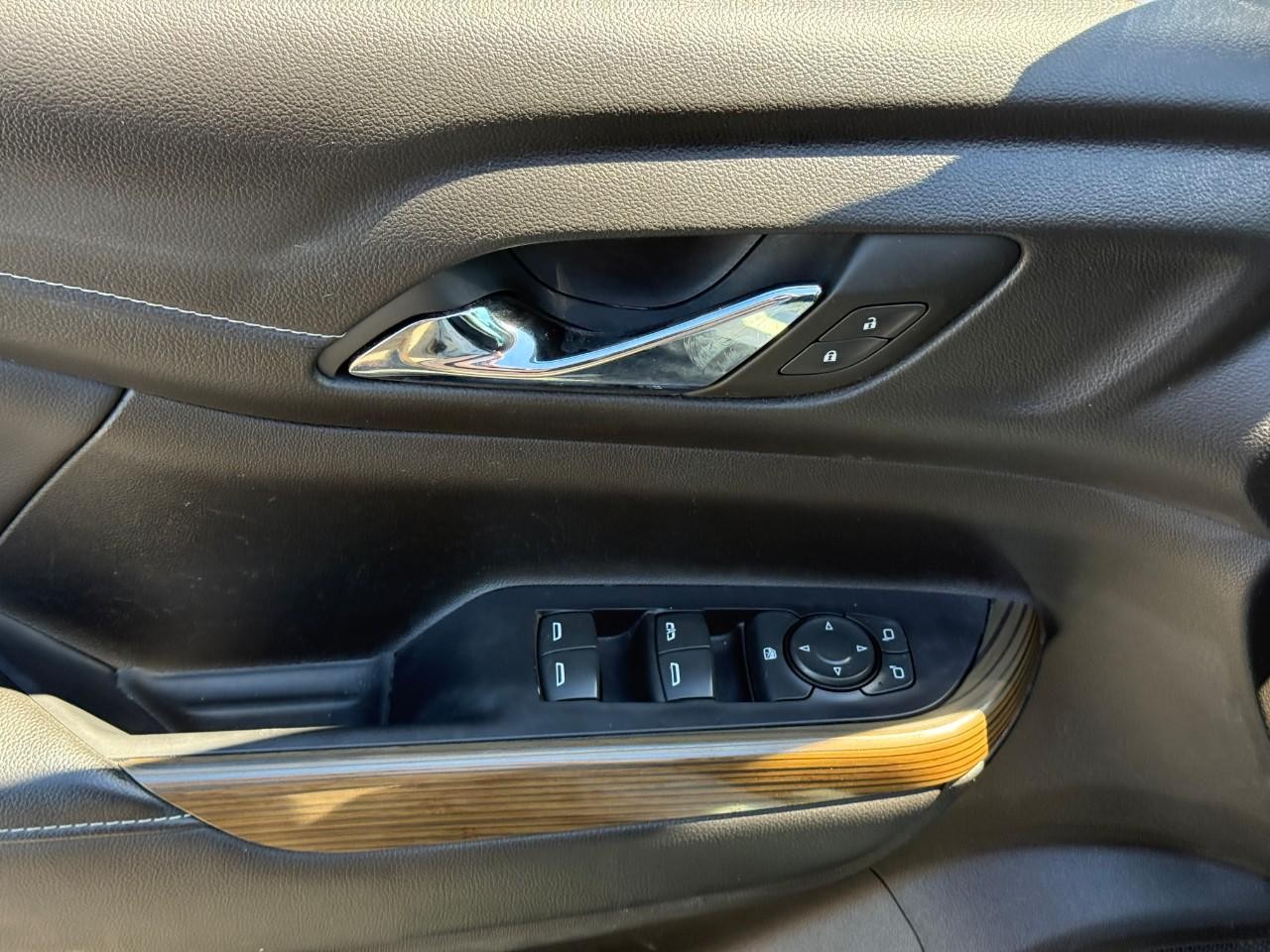 GMC Acadia Vehicle Full-screen Gallery Image 16