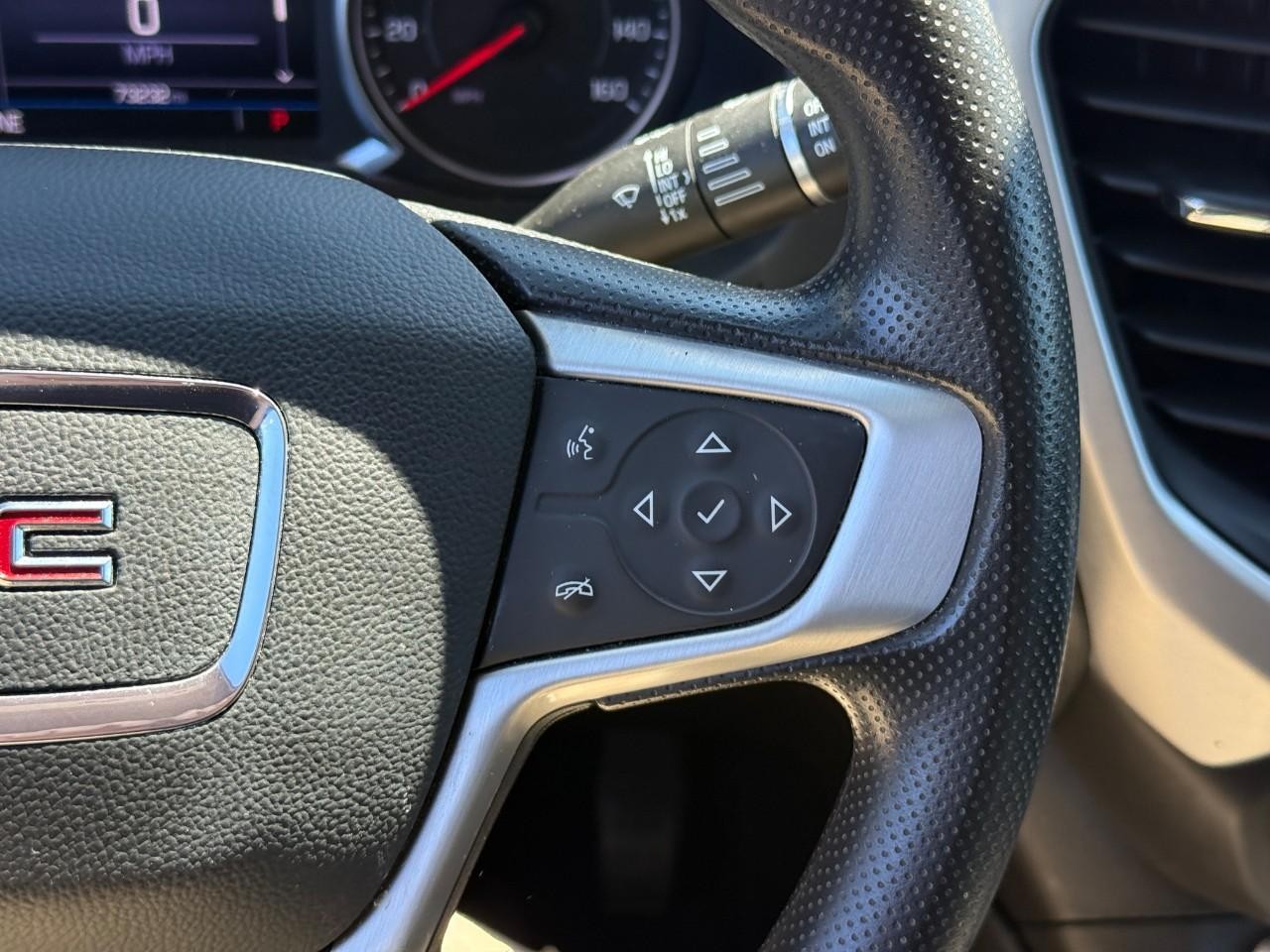 GMC Acadia Vehicle Full-screen Gallery Image 20