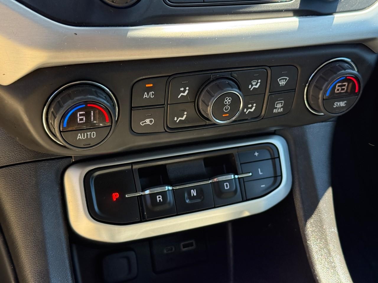 GMC Acadia Vehicle Full-screen Gallery Image 22