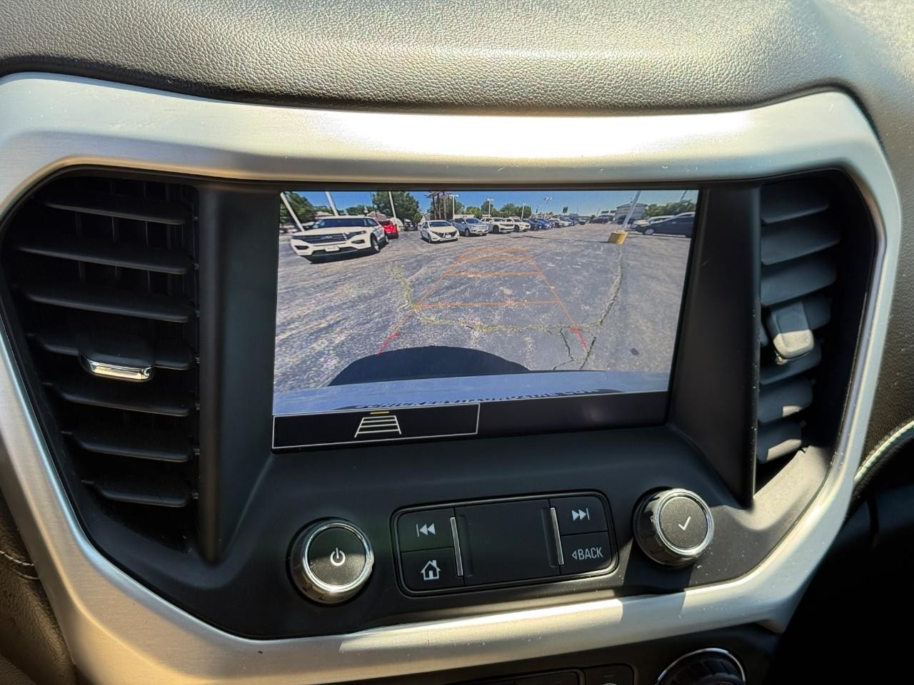 GMC Acadia Vehicle Full-screen Gallery Image 23