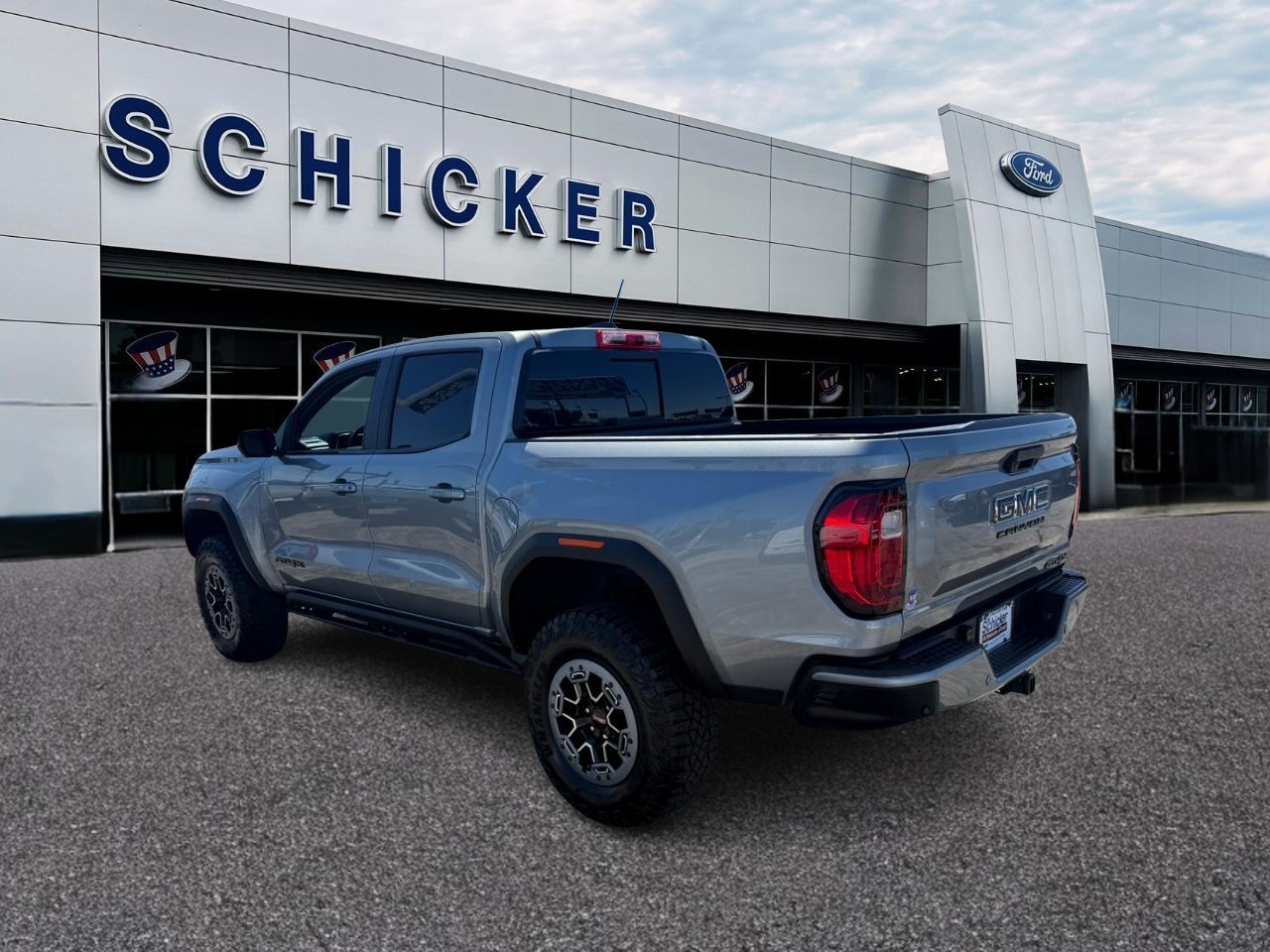 GMC Canyon Vehicle Full-screen Gallery Image 03