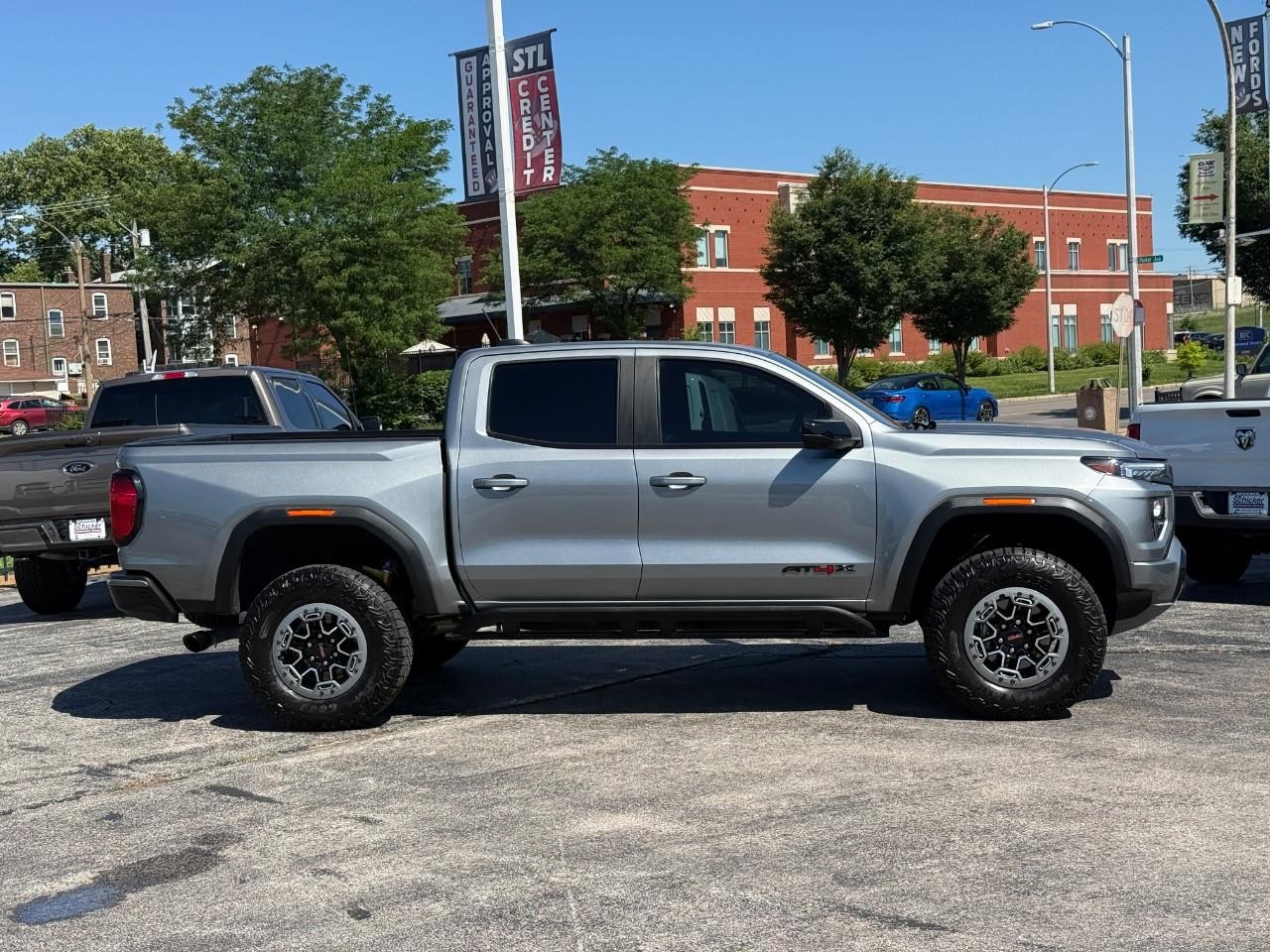GMC Canyon Vehicle Full-screen Gallery Image 05