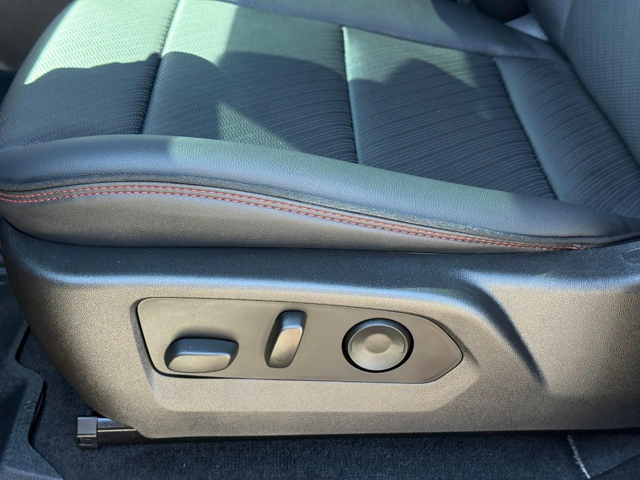GMC Canyon Vehicle Full-screen Gallery Image 14