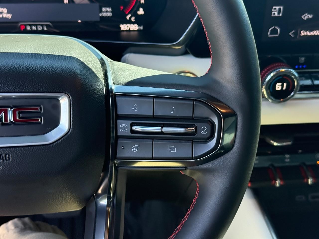 GMC Canyon Vehicle Full-screen Gallery Image 16