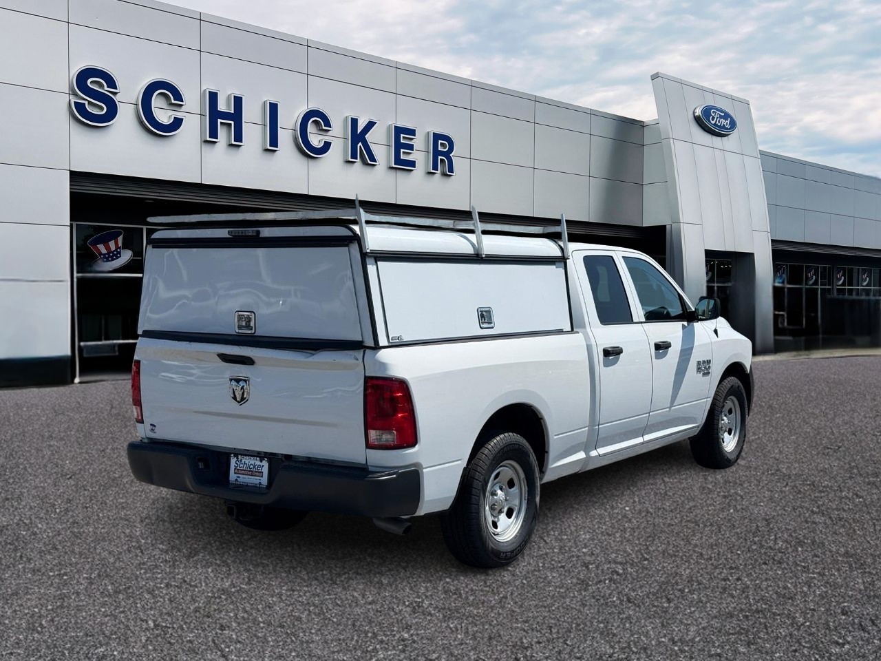 Ram 1500 Classic Vehicle Full-screen Gallery Image 02