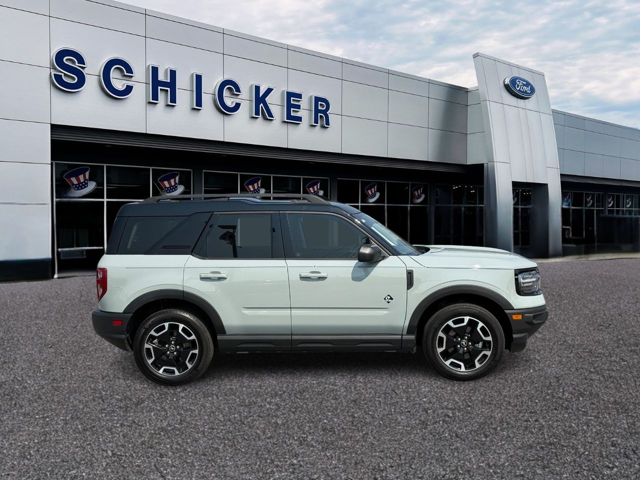 Ford Bronco Sport Vehicle Full-screen Gallery Image 04