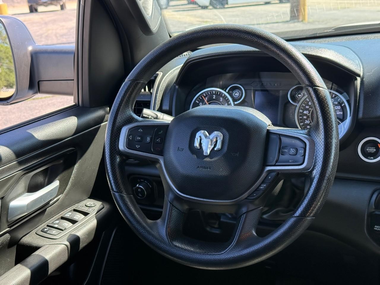 Ram 1500 Vehicle Full-screen Gallery Image 11