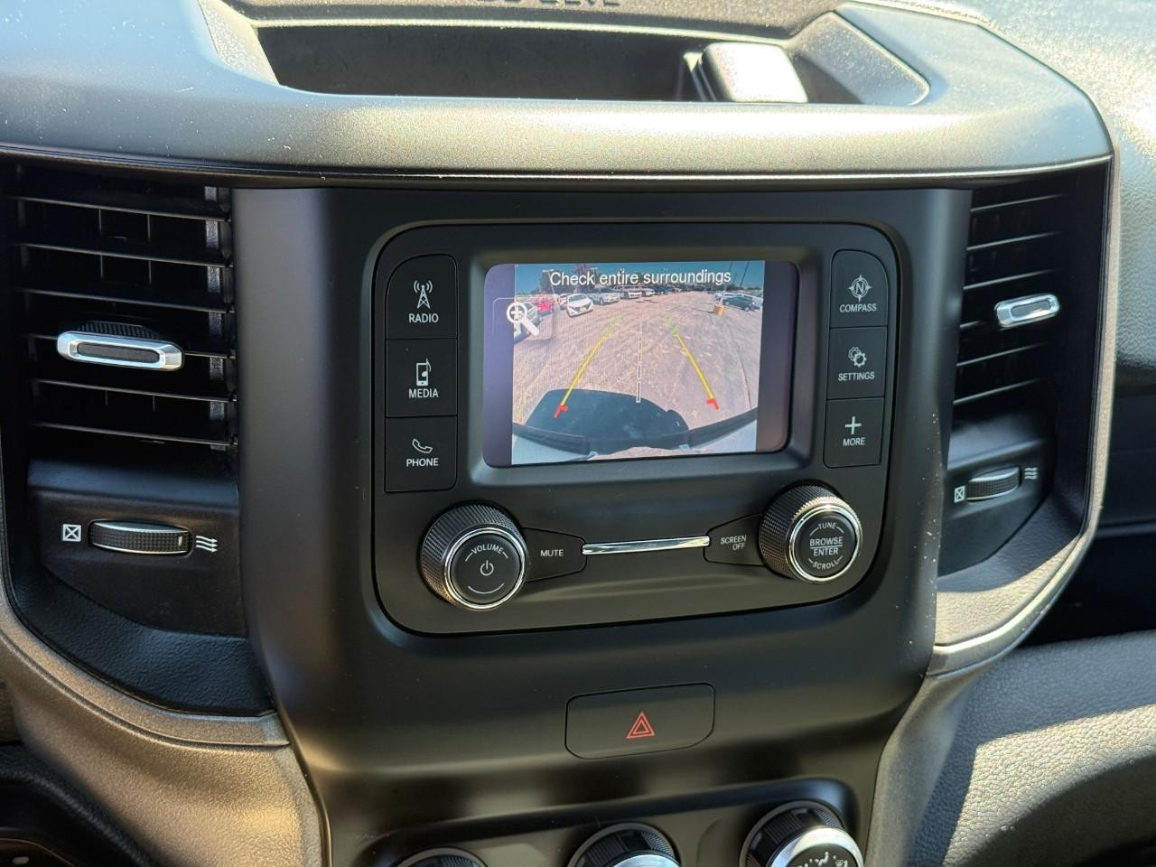 Ram 1500 Vehicle Full-screen Gallery Image 21
