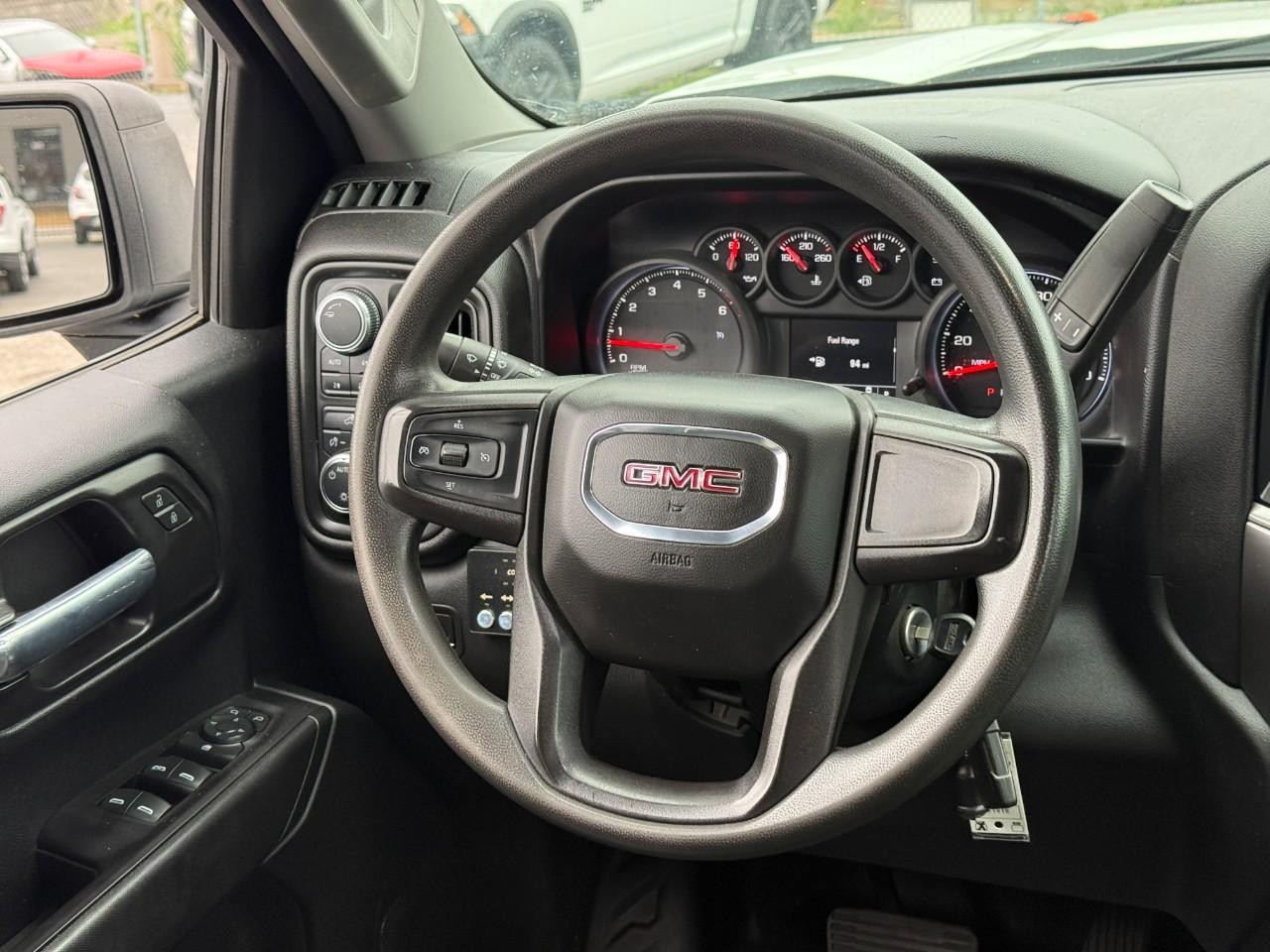 GMC Sierra 1500 Vehicle Full-screen Gallery Image 12