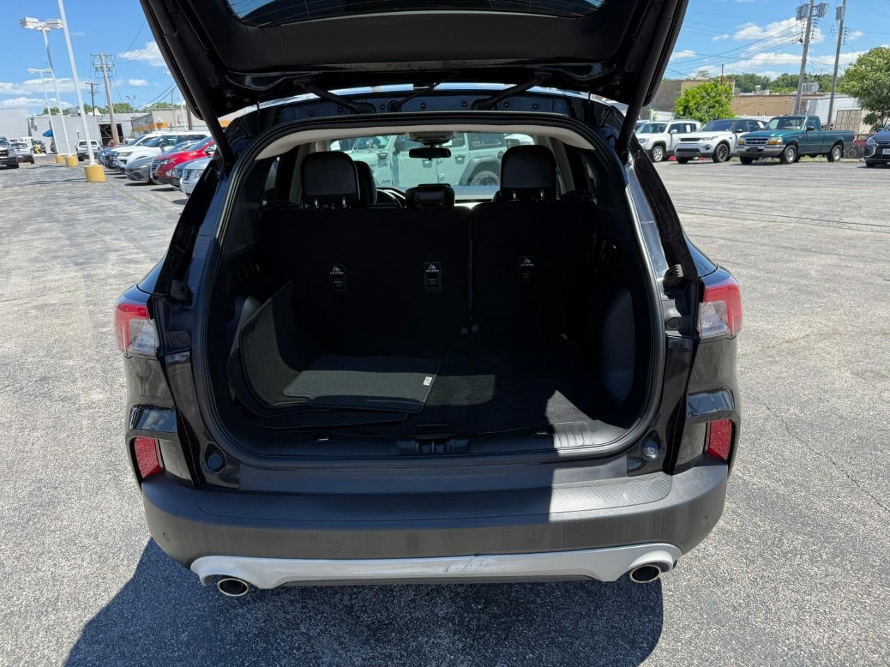Ford Escape Vehicle Full-screen Gallery Image 08