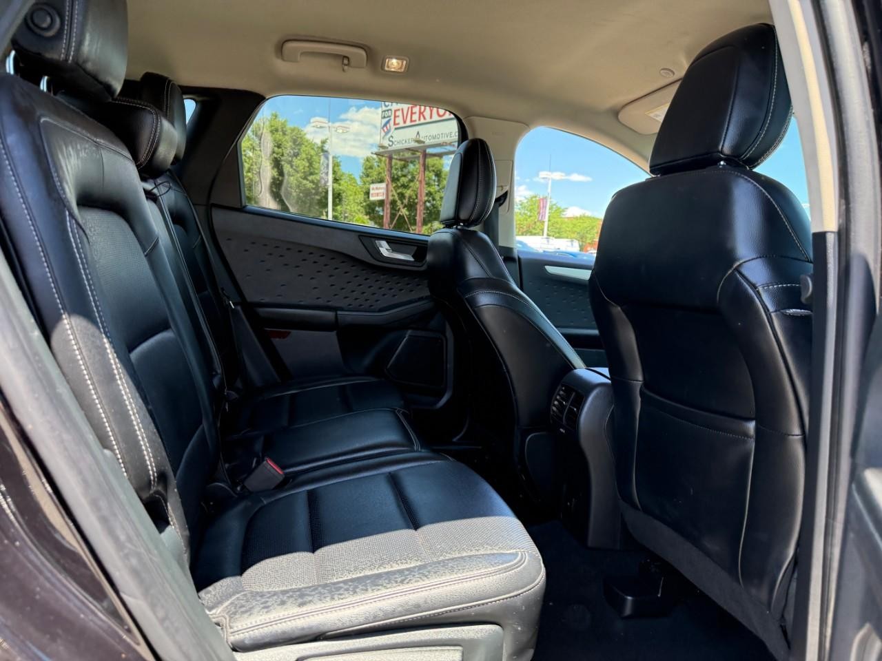 Ford Escape Vehicle Full-screen Gallery Image 11