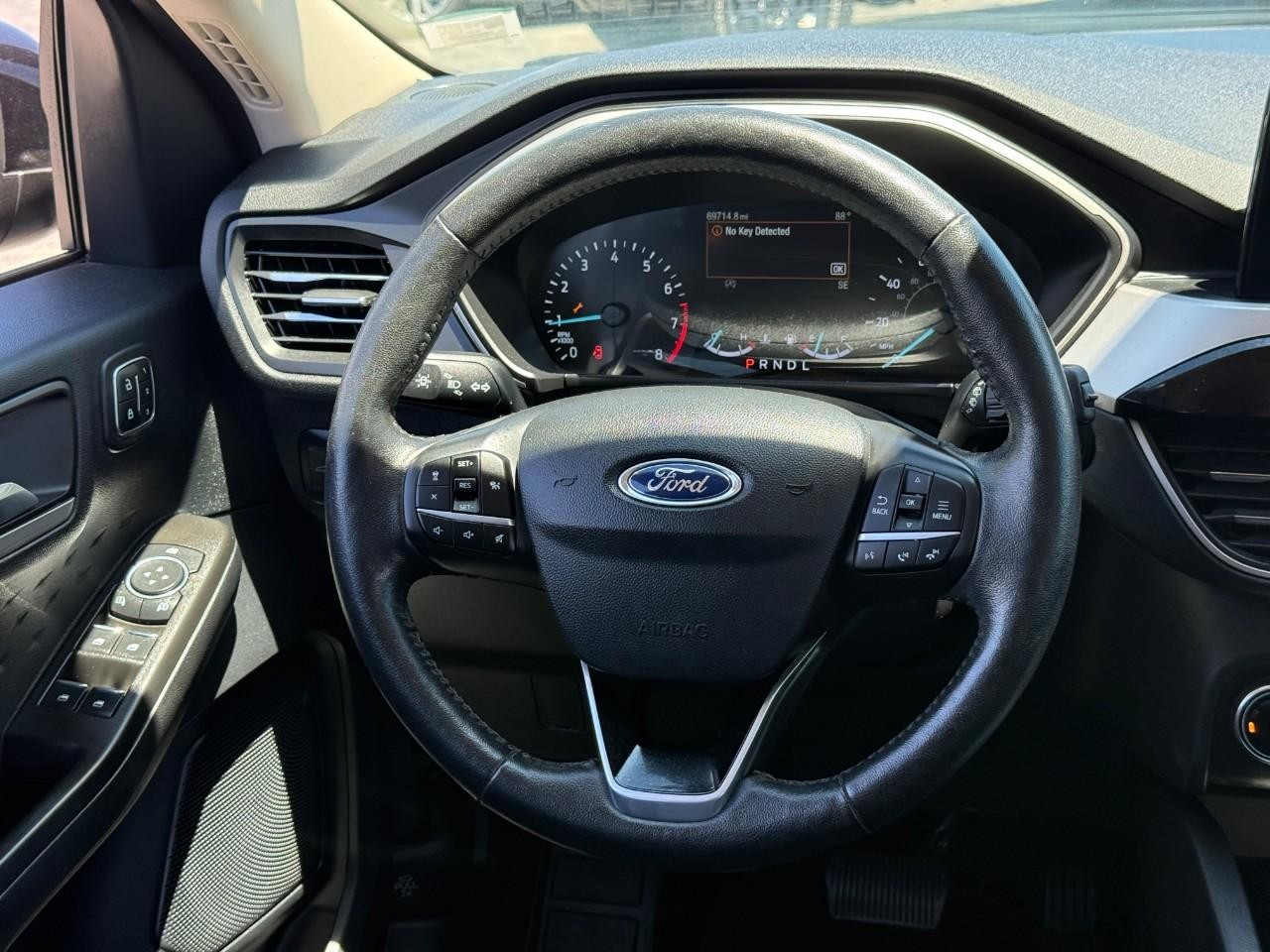 Ford Escape Vehicle Full-screen Gallery Image 13